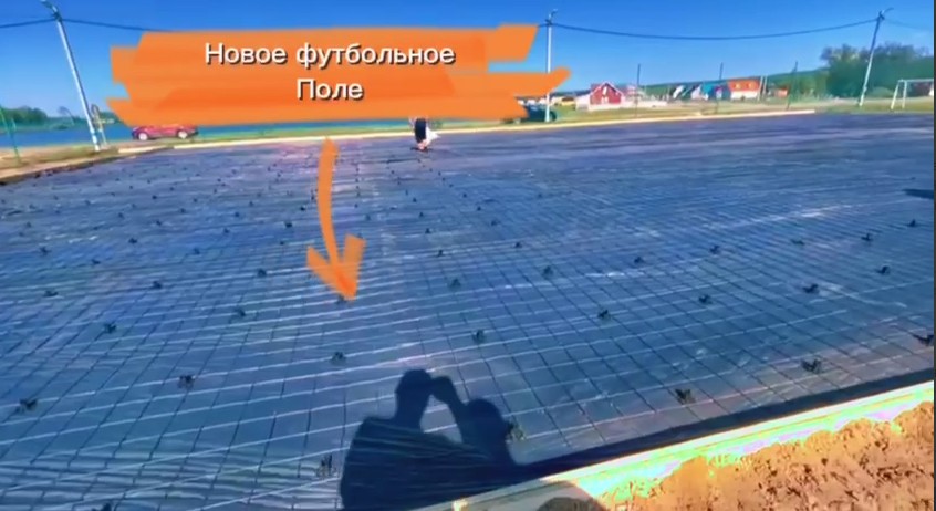 Новое футбольное поле с профессиональным покрытием Новое футбольное поле с профессиональным покрытием